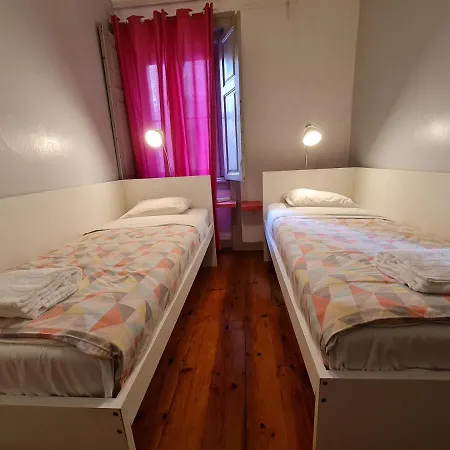 Shangri-La Hostel Anjos Bed & Breakfast 2*