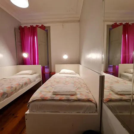 Shangri-La Hostel Anjos