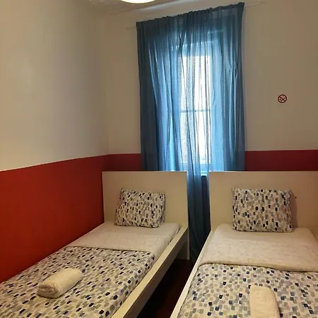 Shangri-La Hostel Anjos 2*