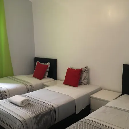 Shangri-La Hostel Anjos Bed & Breakfast